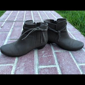 Abeo booties with zipper